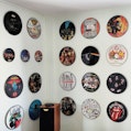 Pared decorada con discos de vinilo