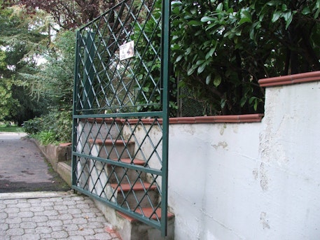Cómo mantener abierta la puerta del garaje - supermagnete.es