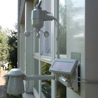 Wetterstation an der Seitenwand