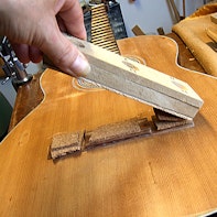 Gitarrenreparatur mit Magnet-Zwinge