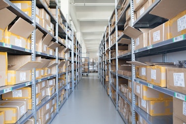 Magazijnstellingen met hierin opgeslagen kartonnen dozen met magneten Magazijnstellingen met hierin opgeslagen kartonnen dozen met magneten