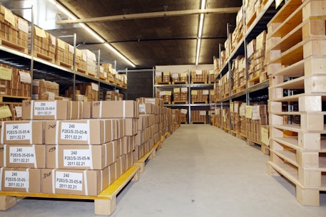 Een deel van het magazijn van supermagnete Een deel van het magazijn van supermagnete